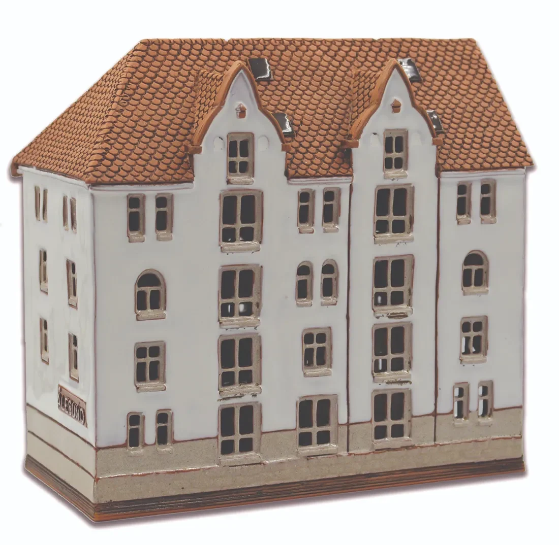 Ceramic miniature of original house in Alesund A 02