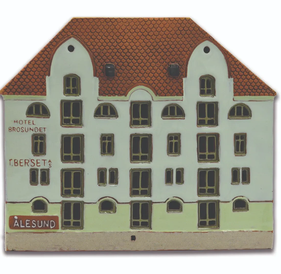 Ceramic plaque of original house in Alesund A 04 PL