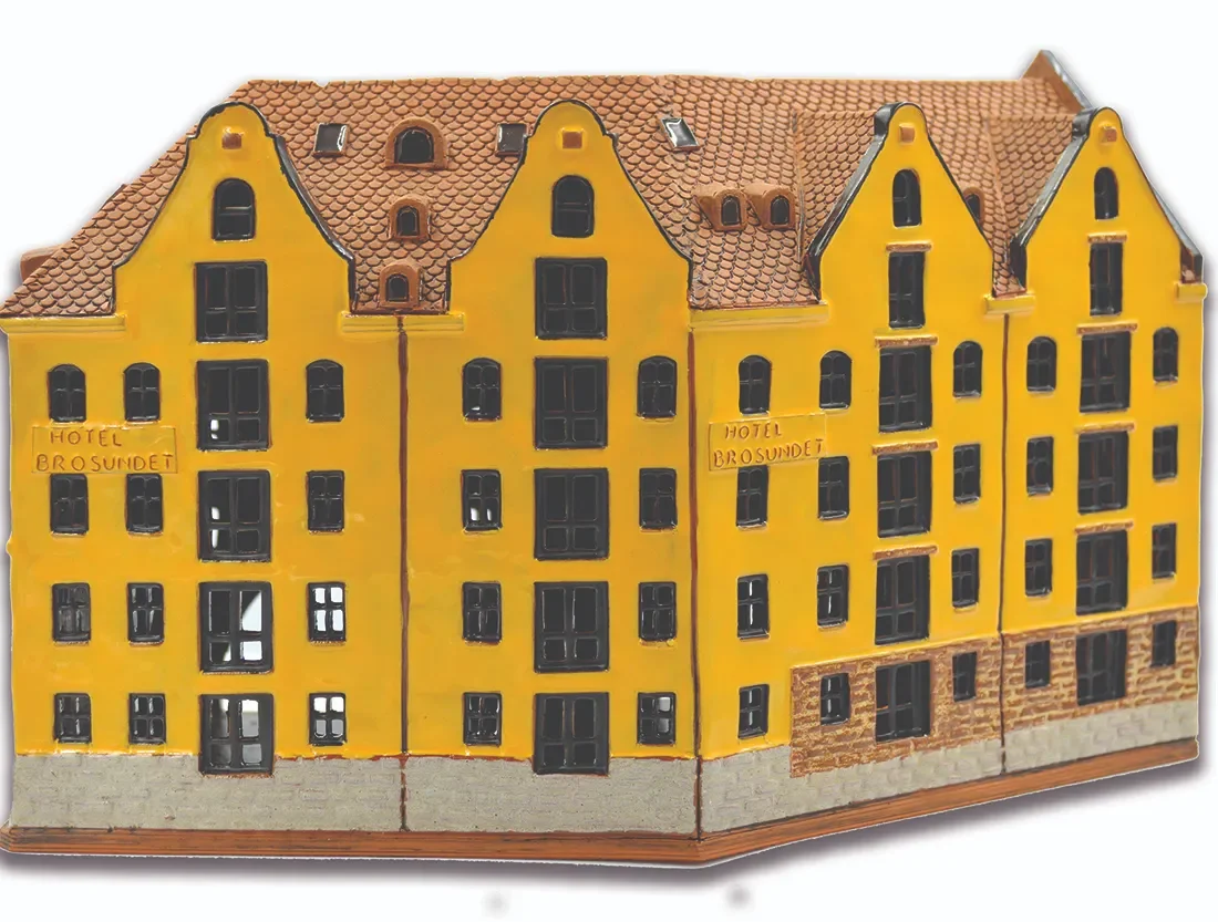 Ceramic miniature of original house in Alesund A 05